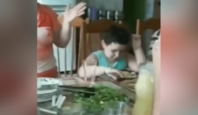 Facebook viral: Niño con hambre debía orar antes de comer y su familia lo descubre [VIDEO]