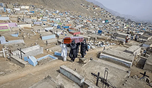 El cementerio tuvo que contratar más personal durante la pandemia. (Foto: Jorge Cerdán)