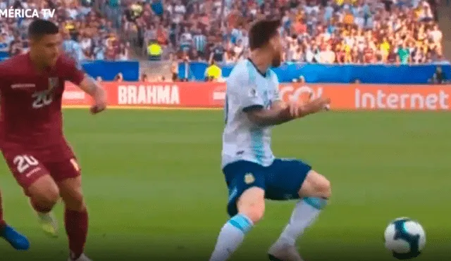 Argentina vs. Venezuela: Lionel Messi reclama mano dentro del área. Foto: Captura de video