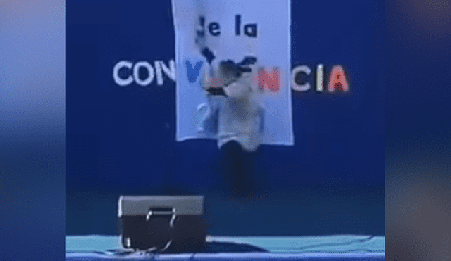 Facebook viral: mujer cae de escenario y dice irreverente frase mientras se levantaba [VIDEO]