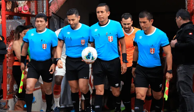 La paralización de la Liga 1 por el coronavirus también viene afectando a los árbitros peruanos. | Foto: GLR
