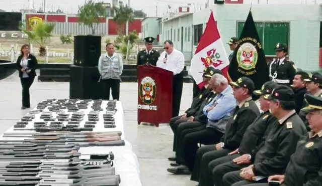 Sucamec dona 100 armas para reforzar instrucción de policías de Chimbote