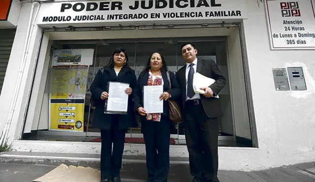 AGRAVIADAS. Margarita Avilés y Avelina Pareja acudieron a juzgado por medidas de protección.