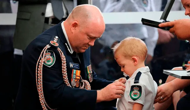 Hijo de bombero recibe galardón de valentía en nombre de su padre muerto en incendio [FOTOS]