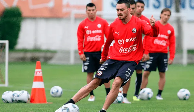 Mauricio Pinilla mencionó a Tacna al criticar a supuesta camiseta de la selección chilena.