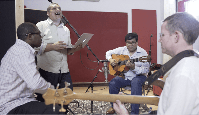 Productor Javier Lazo, de pie, en sesión con músicos locales y extranjeros. El de la derecha es Matt Geraghty. Foto: Just Play.