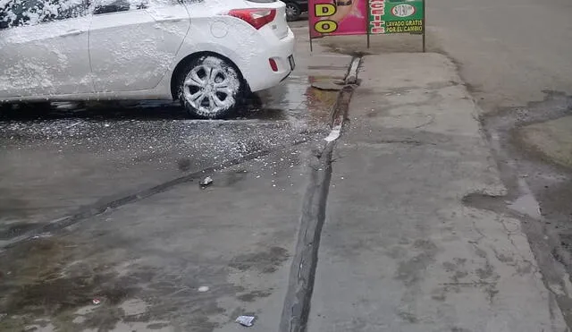 lavadero de autos impide el tránsito