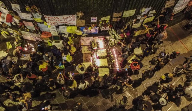 Cientos de personas escribieron y dibujaron carteles en el lugar en memoria de ambos jóvenes. Foto: Aldair Mejía/La República