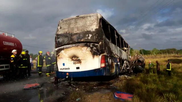 El autobús quedó totalmente carbonizado. La tragedia dejó 2 muertos y 14 heridos. Foto: difusión