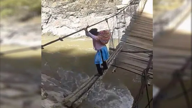 Pobladores arriesgan su vida al cruzar creciente río por una cuerda [VIDEO]