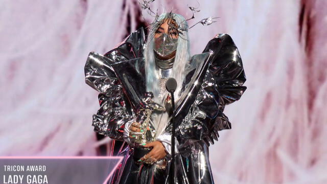 La cantante se convirtió en la estrella de la noche con sus distintos 'outfits' durante la ceremonia. Foto: AFP
