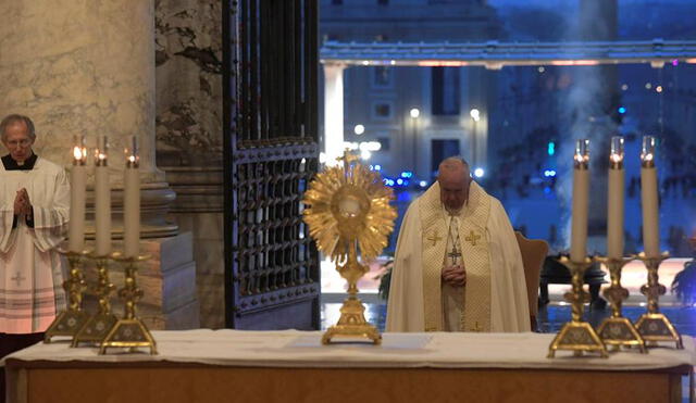 El papa insta al mundo a "remar juntos" contra la pandemia de coronavirus. Foto: EFE/AFP.