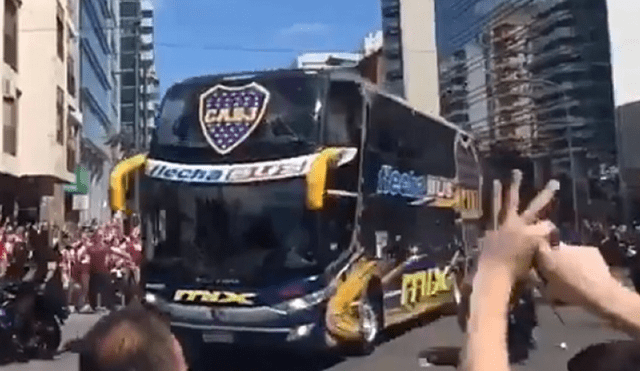 Instante en que bus de Boca Juniors es atacado por hinchas de River Plate [VIDEO]