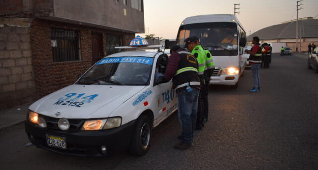 Multan y envían al depósito tres buses y seis taxis piratas en Tacna