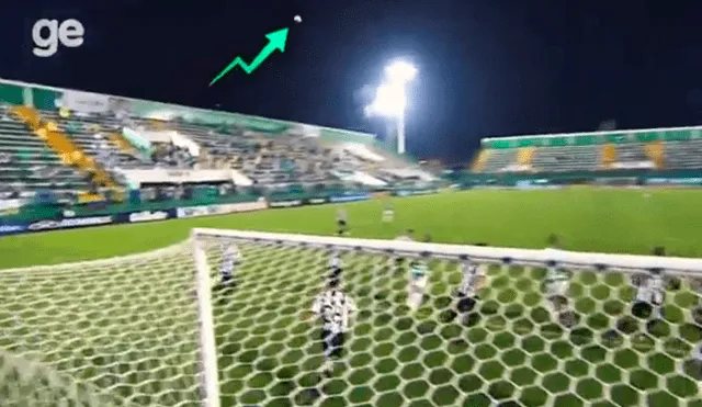 Extraño efecto del balón en partido entre Chapecoense vs. Atlético Mineiro por el Brasileirao.