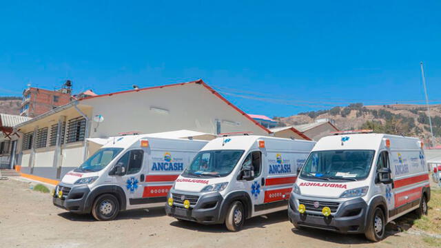 Entregaron nuevos ambulancias en la región Áncash.