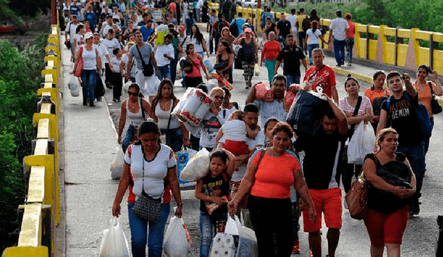Venezuela: detienen a funcionarios en frontera de Colombia por cobrar sellado de pasaportes 