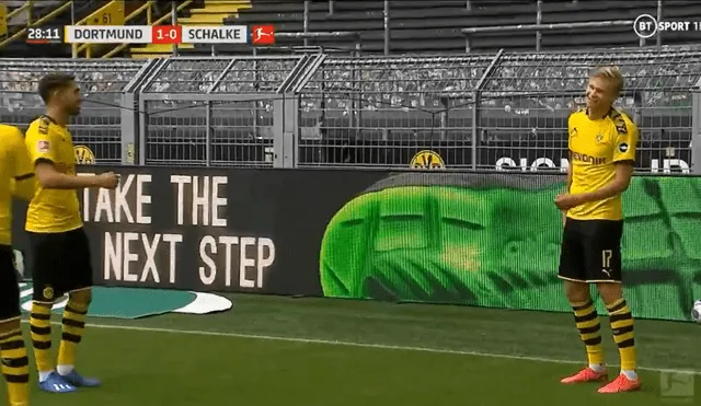 Borussia Dortmund vs Schalke 04: Haaland celebró su gol con la ovación que salían de los parlantes.