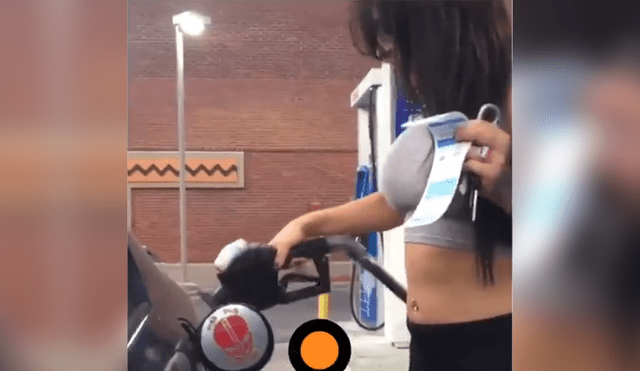 Facebook viral: bella joven usó una extraña técnica para llenar el tanque de un auto [VIDEO]