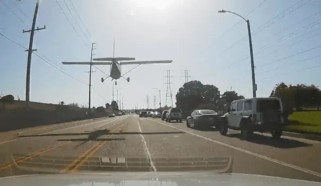 Avioneta aterriza de emergencia en una concurrida autopista y nadie sale herido [VIDEO]