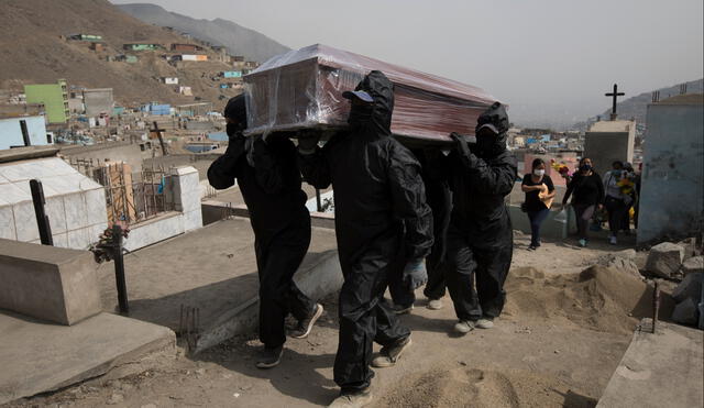 Perú sigue siendo el país con la tasa de letalidad más alta del mundo. En la imagen, familia participa del entierro de su pariente fallecido por COVID-19 en el cementerio Belaúnde, en Comas. Foto: Jorge Cerdán / La República.