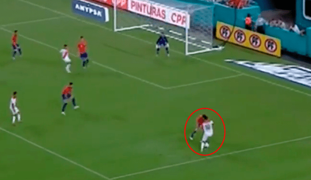Perú vs Chile: André Carrillo dejó en ridículo a Mena con sensacional 'bicicleta' [VIDEO]