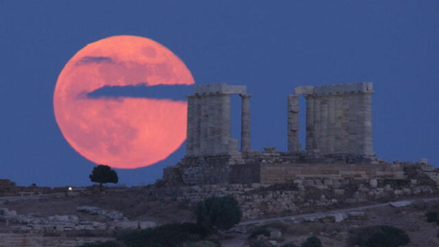 Luna de fresa sobre el Templo de Poseidón, en Grecia, con fecha en junio de 2019. Foto: Elías Chasiotis / Nasa