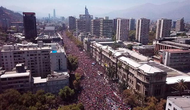 Imagen aérea del centro del Santiago durante la multitudinaria marcha realizada este domingo 8 de marzo con motivo del Día Internacional de la Mujer, en Chile. Foto: EFE