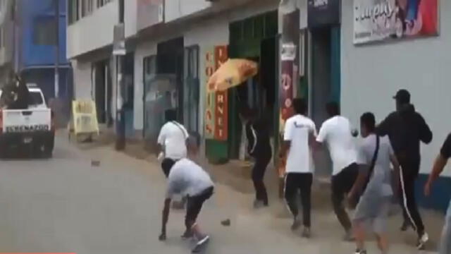 Ate: mototaxistas atacaron con piedras y palos a policías y serenos durante operativo [VIDEO]
