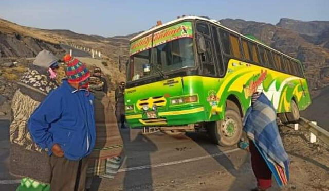 Más de 40 pasajeros estuvieron a poco de caer a abismo a bordo de bus. Foto: Cortesía PNP