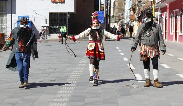 Kusillos recorren las calles de Puno para poner un poco de orden entre la población.
