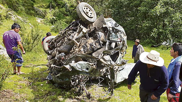 Ocho pasajeros muertos en Apurímac con la caída de una combi a un abismo 