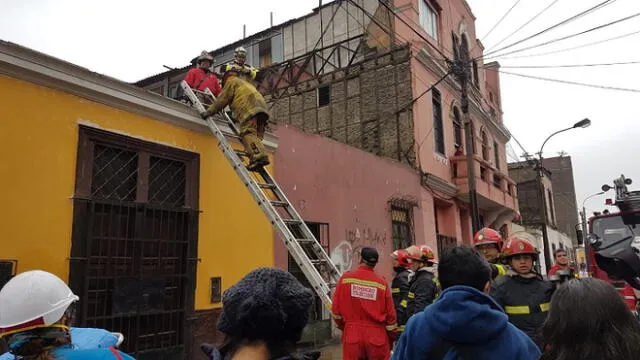 Rímac: rescatan a 50 vecinos tras derrumbe de casona en jirón Marañón [FOTOS] 