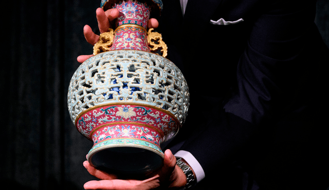 Mujer de 80 años halló en su vivienda de campo un jarrón chino valorado en 10 millones de dólares. Foto: Anthony Wallace/AFP