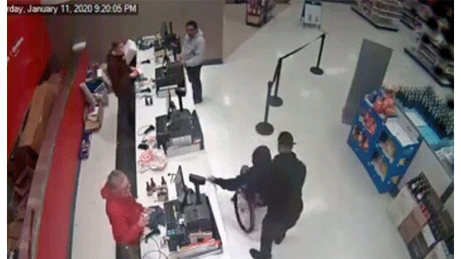 Persona con discapacidad es arrojada de su silla de ruedas en supermercado [VIDEO]