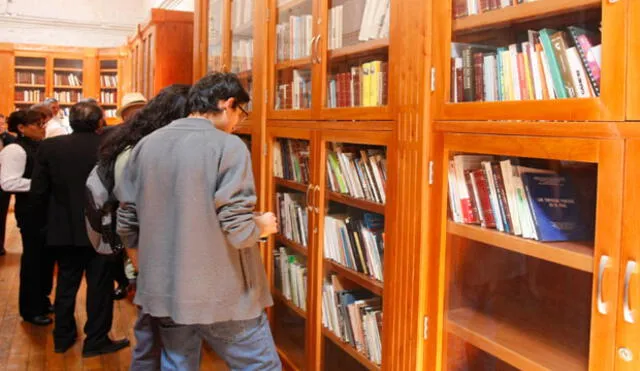 Menos de un libro al año leen peruanos en promedio 