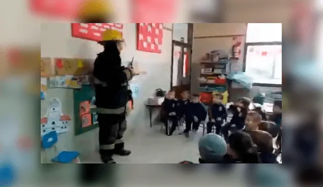 Bombero estaba dando una charla de su trabajo en un jardín de niños y los niños empezaron a reclamarle por haberles cortado la luz