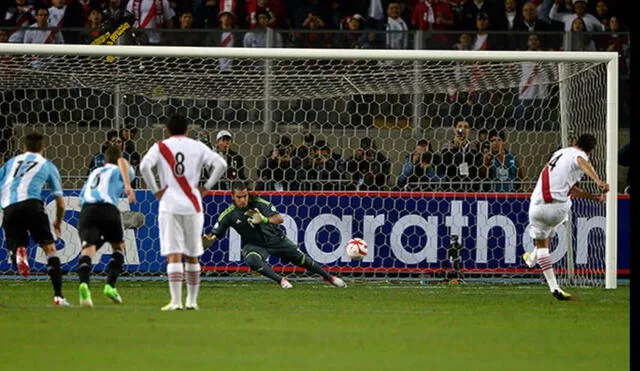 Claudio Pizarro falló el penal ante Argentina a los 2 minutos de empezado el partido.