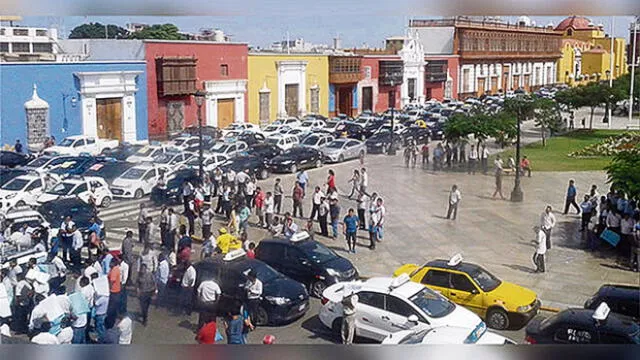 Taxistas toman Plaza de Armas y exigen a alcalde Elidio rehabilitar pistas