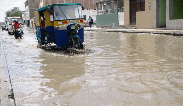 Lluvias de regular intensidad inundaron las calles de Piura  y afectaron viviendas