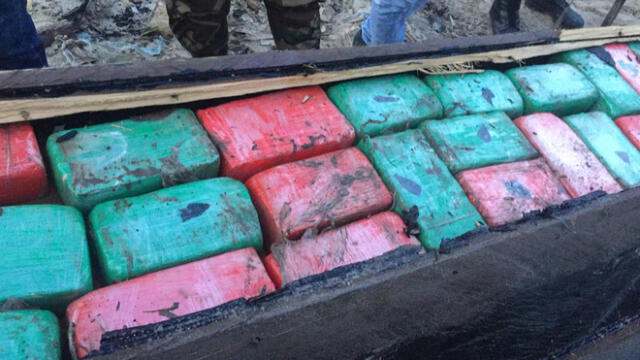 Iquitos: Caen 8 narcos transportando 200 kilos de cocaína en tres botes de madera