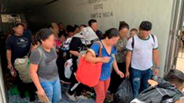 Migrantes que viajaban dentro de un camión aseguraron que no habían tomado agua ni alimento en días. Foto: Policía Federal de México.