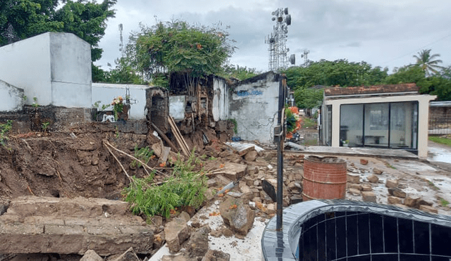 Cementerio y malecón no aguantaron las horas de intensas lluvias en Bagua. Foto: Jacob Rivera