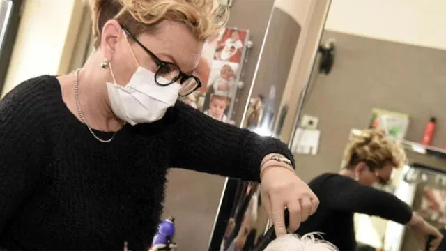 Para la reapertura de peluquerías, los profesionales tendrán que usar mascarillas y guantes. (Foto: EP)