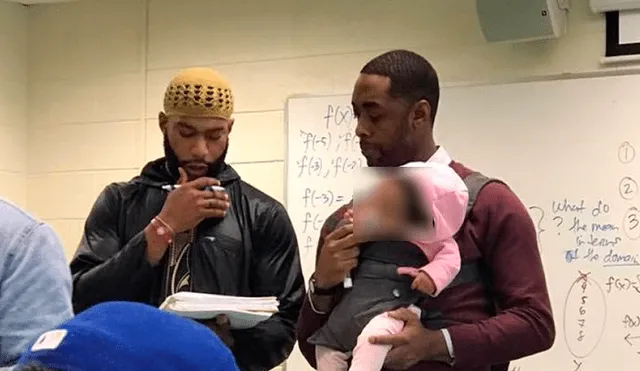 Profesor brinda clases con una bebé en mano para que su padre tome apuntes [VIDEO]
