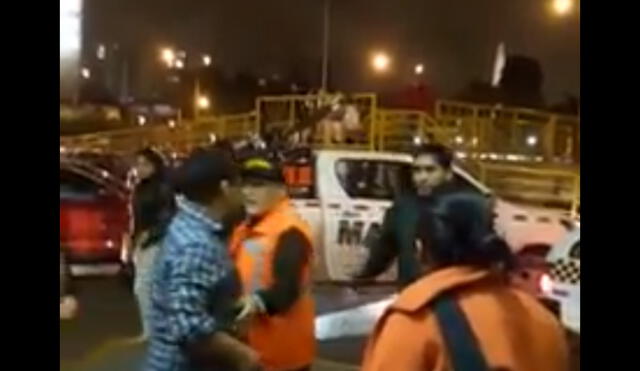 Facebook: Trabajador de Soyuz discute con pasajero y lo agarra a golpes afuera de terminal [VIDEO]