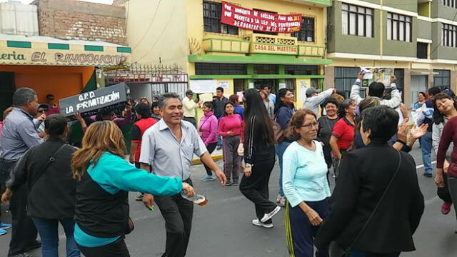 Chimbote: maestros armaron su jarana en la vía pública y pidieron atención a sus demandas