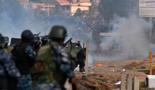 Militares y policías bolivianos se enfrentaron el viernes a cientos de manifestantes en Cochabamba. Foto: EFE