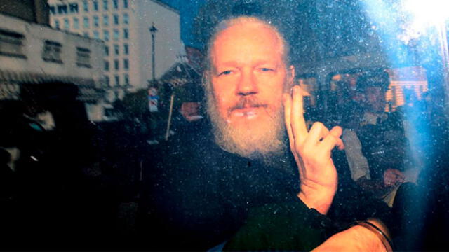 Julian Assange detenido en Londres. Foto: Getty.