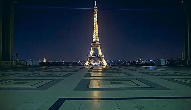 Sin turismo. Los monumentos más
famosos, como la torre Eiffel o el Arco
de Triunfo, acaban por fin huérfano de
visitantes, incluso de los que pasan de
noche para contemplarlos iluminados y
sin sufrir a las multitudes. Foto: EFE